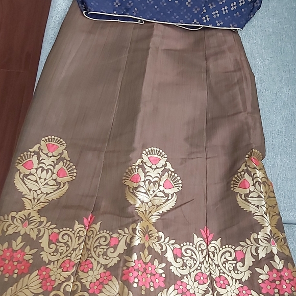 Silk lehega and choli with banarasi dupatta. Size medium. - Picture 2 of 4